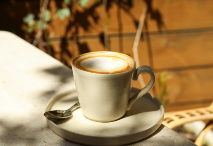 Sa kafe duhet të pini për të ulur stresin, çfarë thonë studimet