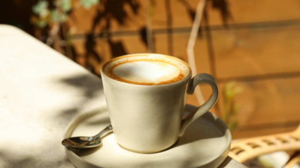 Sa kafe duhet të pini për të ulur stresin, çfarë thonë studimet