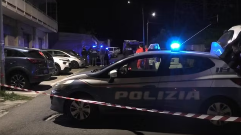 Tragjedi në Itali, nëna hidhet nga dritarja me tre fëmijët e saj