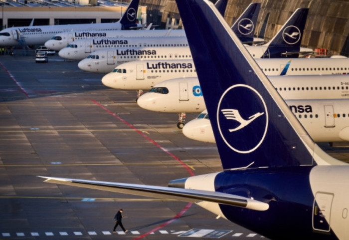 Kriza e karburantit "kyç në shtëpi" 2 milionë pasagjerë, avionët mbeten në tokë