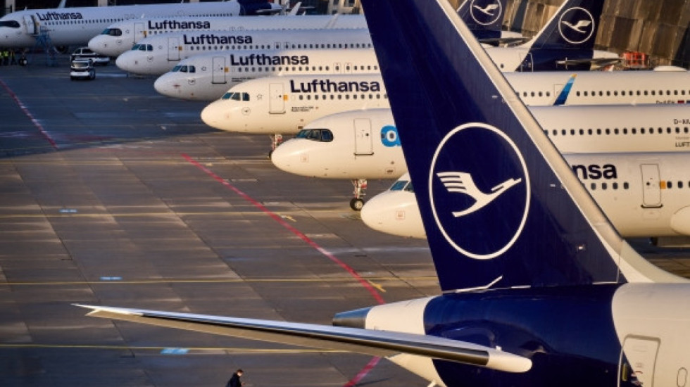 Kriza e karburantit "kyç në shtëpi" 2 milionë pasagjerë, avionët mbeten në tokë