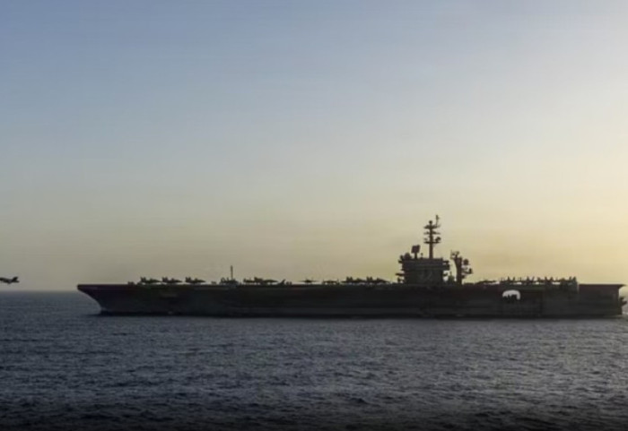 Kërcënime pafund, Trump mbron bllokadën, por një nga luftanijet largohet nga Lindja e Mesme