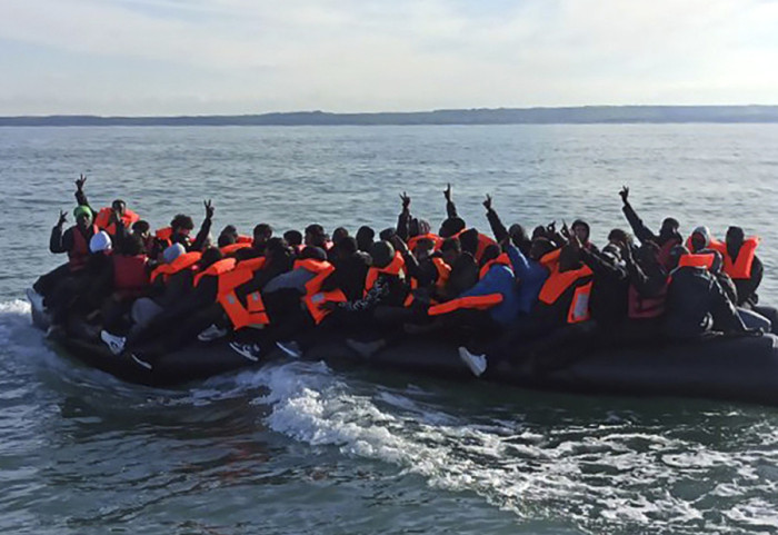 Dronë, policë të trajnuar për kufirin, Franca dhe Britania me marrëveshje të re kundër emigrantëve të paligjshëm
