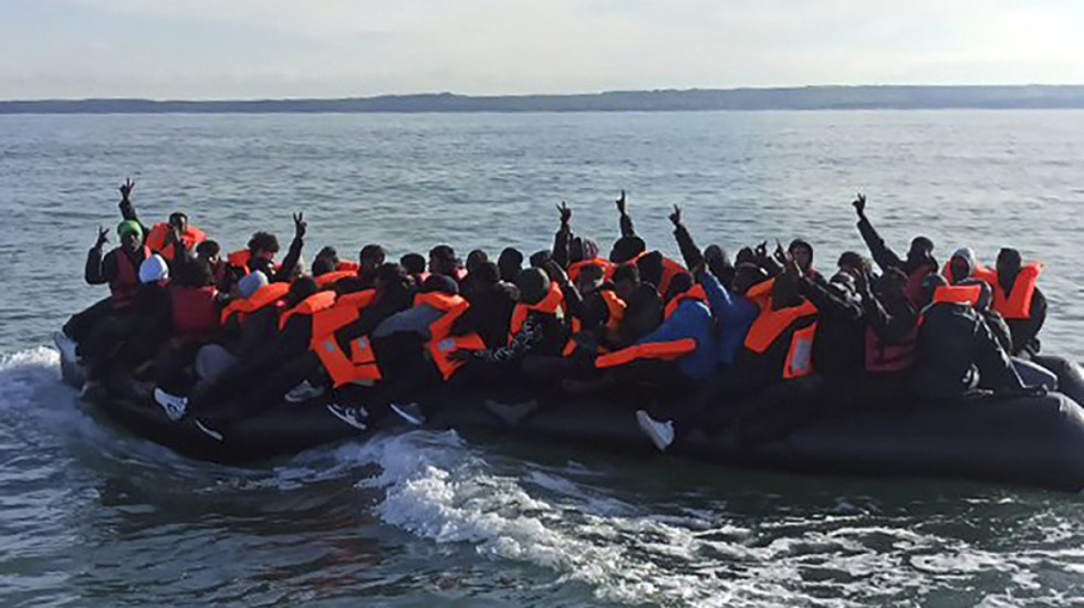 Dronë, policë të trajnuar për kufirin, Franca dhe Britania me marrëveshje të re kundër emigrantëve të paligjshëm