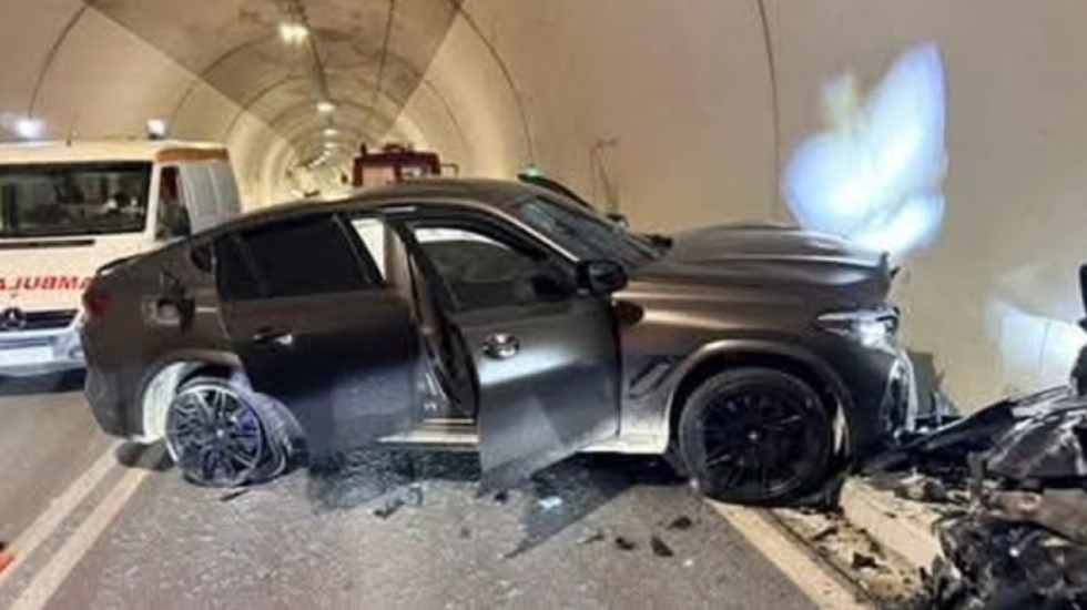 X6 dhe Volvoja përplasen brenda tunelit të Llogarasë, bllokohet qarkullimi