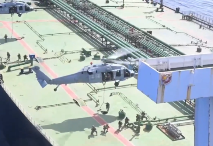 Marinsa të armatosur në kuvertë, momenti kur ushtria amerikane sekuestron cisternën iraniane në Oqeanin Indian