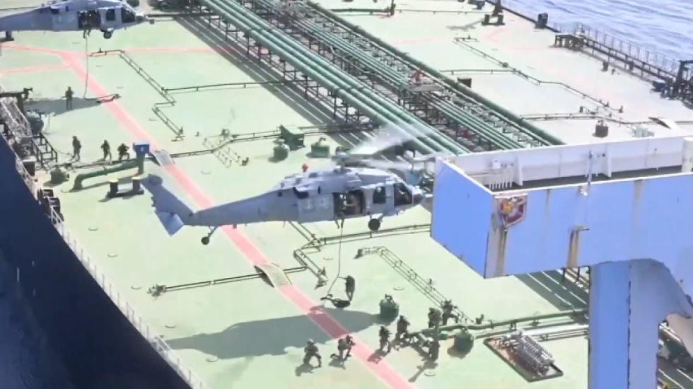 Marinsa të armatosur në kuvertë, momenti kur ushtria amerikane sekuestron cisternën iraniane në Oqeanin Indian