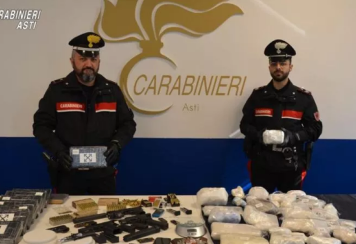 Shqiptari në Itali kapet me 5 milionë euro kokainë dhe armë me silenciator