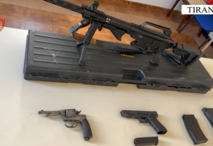 Do trafikonte dy pistoleta dhe një armë taktike luftarake, arrestohet 48-vjeçari në Tiranë