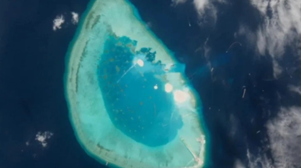 Kina zgjeron fuqinë në det, ngre ishull të ri ushtarak mbi korale pranë Vietnamit