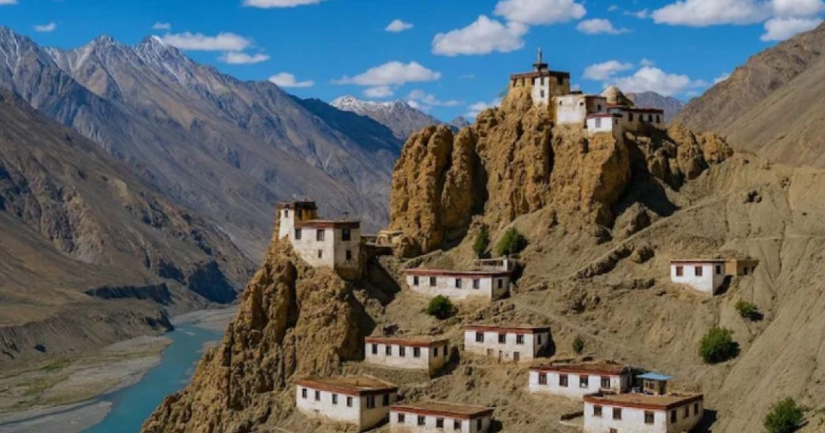 ne-3-900-metra-ne-himalaje-fshati-qe-mbahet-mbi-nje-shkemb-per-1-000-vjet