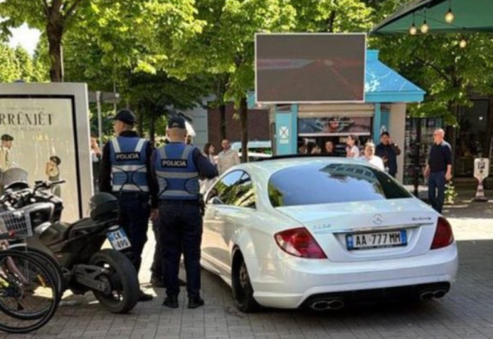 Aksident në Tiranë, makina hipën në trotuar, plagoset kalimtarja