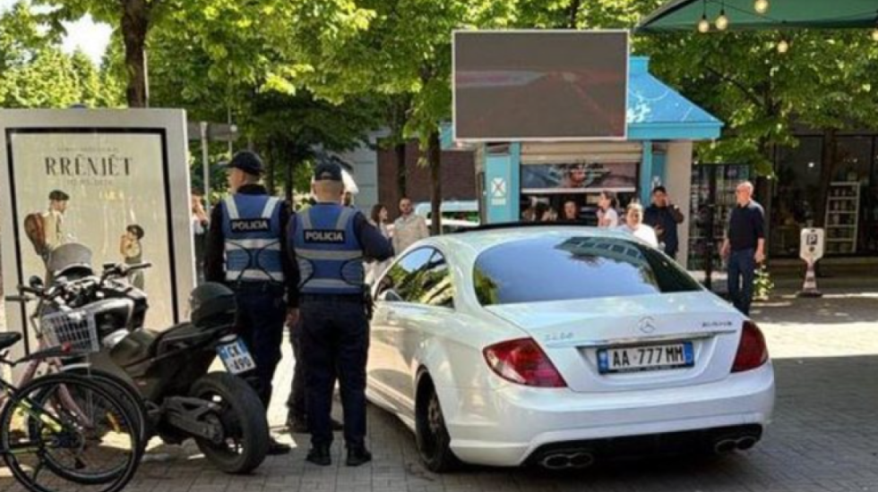 Aksident në Tiranë, makina hipën në trotuar, plagoset kalimtarja