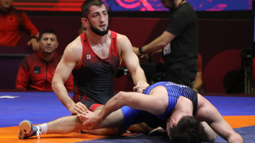 Islam Dudaev kalon në finalen e Evropianit të mundjes, shans për medalje të artë për Shqipërinë