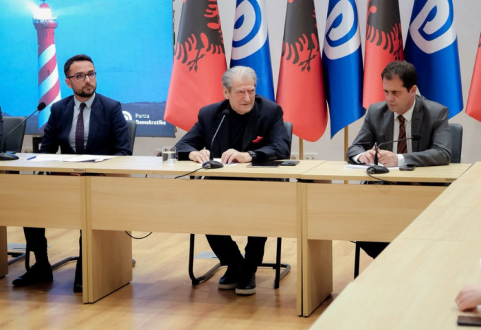 “Korrupsioni po zhduk portin e Durrësit”, Berisha: Kartelet e drogës po plaçkisin pasurinë