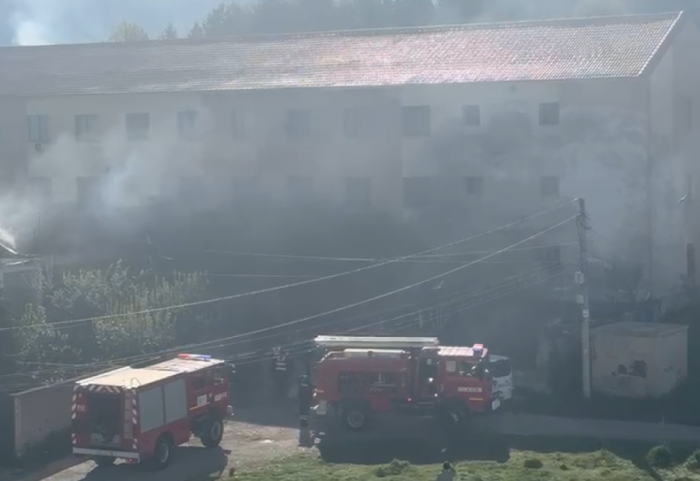 Shkëndija elektrike në kondicioner, familja në Korçë shpëton për mrekulli pas zjarrit në banesë