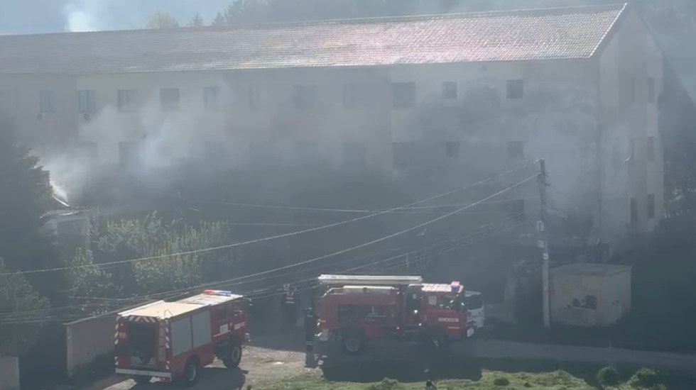 Shkëndija elektrike në kondicioner, familja në Korçë shpëton për mrekulli pas zjarrit në banesë