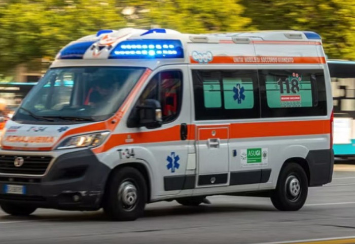 Kafshoi një lodër dhe rrezikoi të mbytej, foshnja shpëtohet në telefon nga operatori i urgjencës