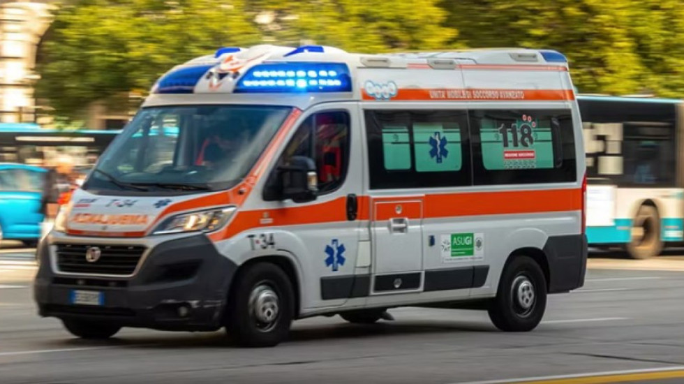 Kafshoi një lodër dhe rrezikoi të mbytej, foshnja shpëtohet në telefon nga operatori i urgjencës