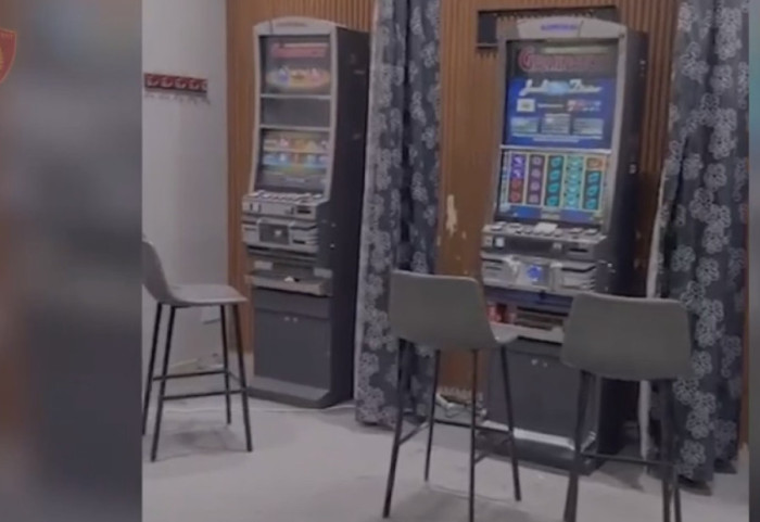 Policia zbulon makinetat e lojërave të fatit në Kavajë, në kërkim dy të rinj