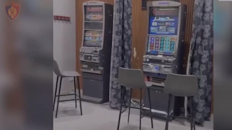 Policia zbulon makinetat e lojërave të fatit në Kavajë, në kërkim dy të rinj