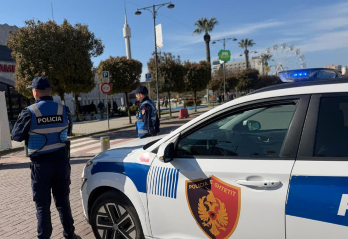 I dehur në timon teksa transportonte nxënësit, policia e Elbasanit arreston shoferin e furgonit