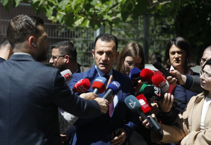 "Gjyqi i Metës të bëhet si i Fatos Nanos", avokati kundër kafazit të xhamit