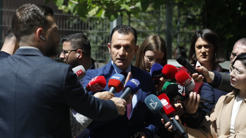 "Gjyqi i Metës të bëhet si i Fatos Nanos", avokati kundër kafazit të xhamit