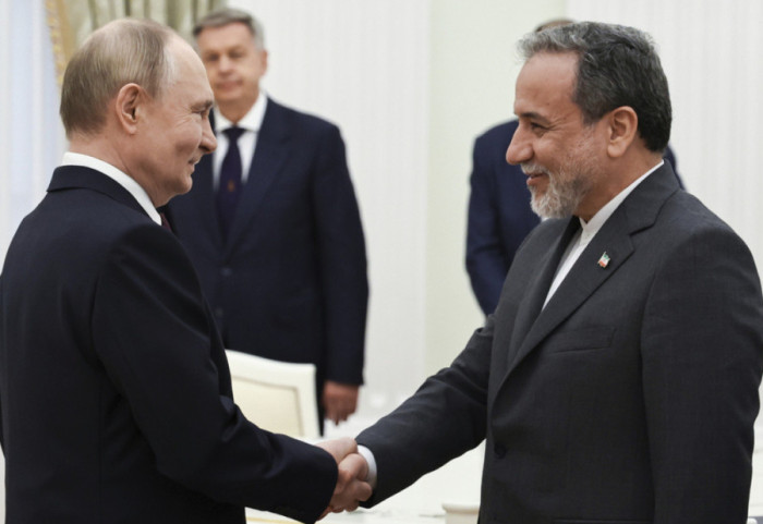 Irani i propozon Trump hapjen e Hormuzit dhe shtyrjen e bisedimeve bërthamore, Araghchi takohet me Putin