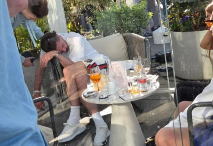 5 vite më parë vlente 100 mln euro, tani fle i dehur në karrigen e një bari