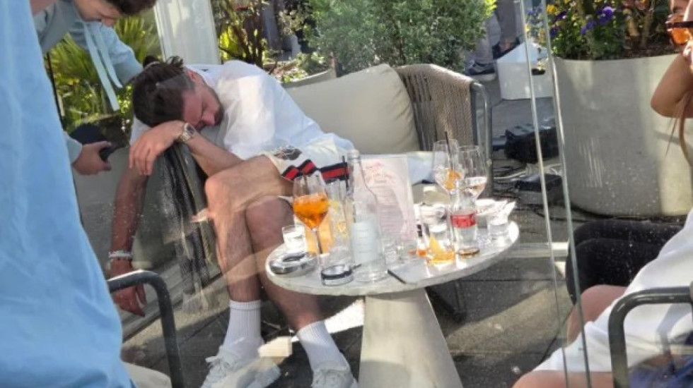 5 vite më parë vlente 100 mln euro, tani fle i dehur në karrigen e një bari