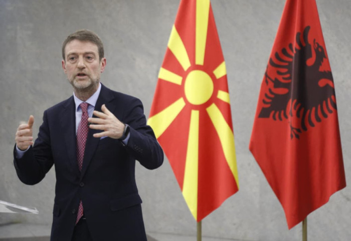 “Gjuha amtare e drejtë themelore”, MEPJ reagon për protestën e Shkupit