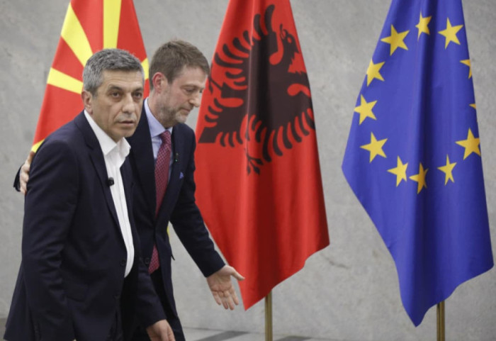 “Po ata idiotët shqiptarë...”, Hoxha krah Mexhitit komenton mesazhin në WhatsApp: S’ka tymnajë që përçan vëllezërit!