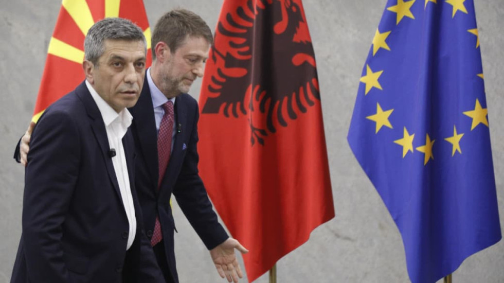 “Po ata idiotët shqiptarë...”, Hoxha krah Mexhitit komenton mesazhin në WhatsApp: S’ka tymnajë që përçan vëllezërit!