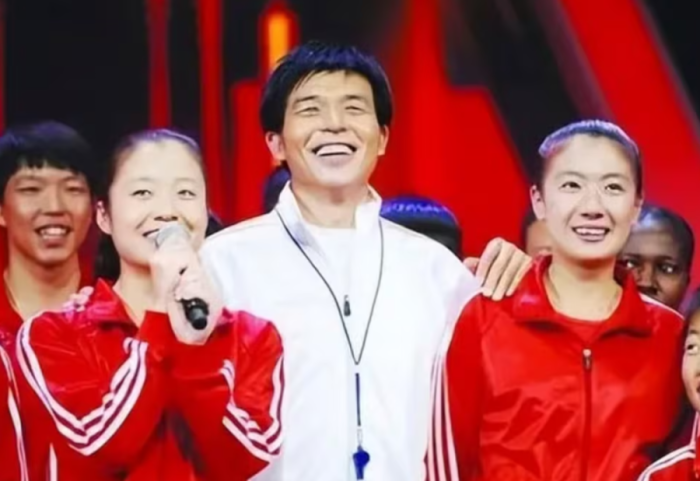 “Superbabai” kinez me 300 fëmijë, mbi 100 kanë përfunduar shkollën e lartë, 50 kampionë në sport