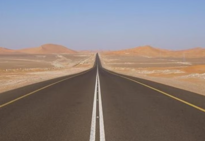 Rruga më e gjatë e drejtë në botë, as një kthesë në 240 kilometra