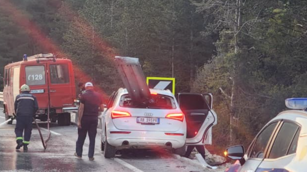Barrierat e rrugës përfundojnë brenda në makinë, aksident i rëndë pranë tunelit të Llogarasë