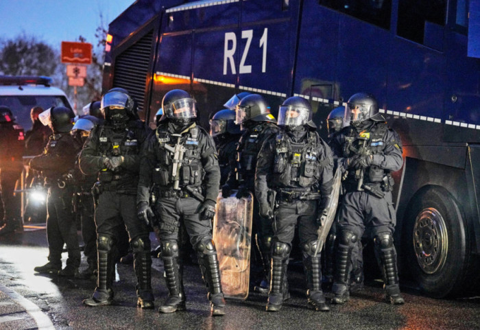 Postoi slogane naziste në rrjetet sociale, oficeri i policisë gjermane dënohet me vizitë në Aushvic