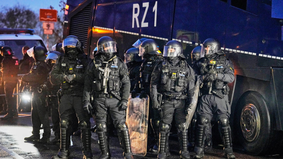 Postoi slogane naziste në rrjetet sociale, oficeri i policisë gjermane dënohet me vizitë në Aushvic