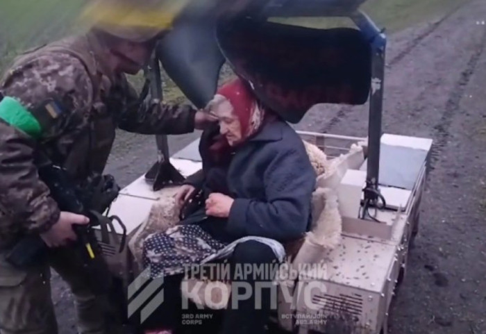 “Gjyshe, hip”, roboti ukrainas shpëton të moshuarën që po i ikte bombardimeve ruse