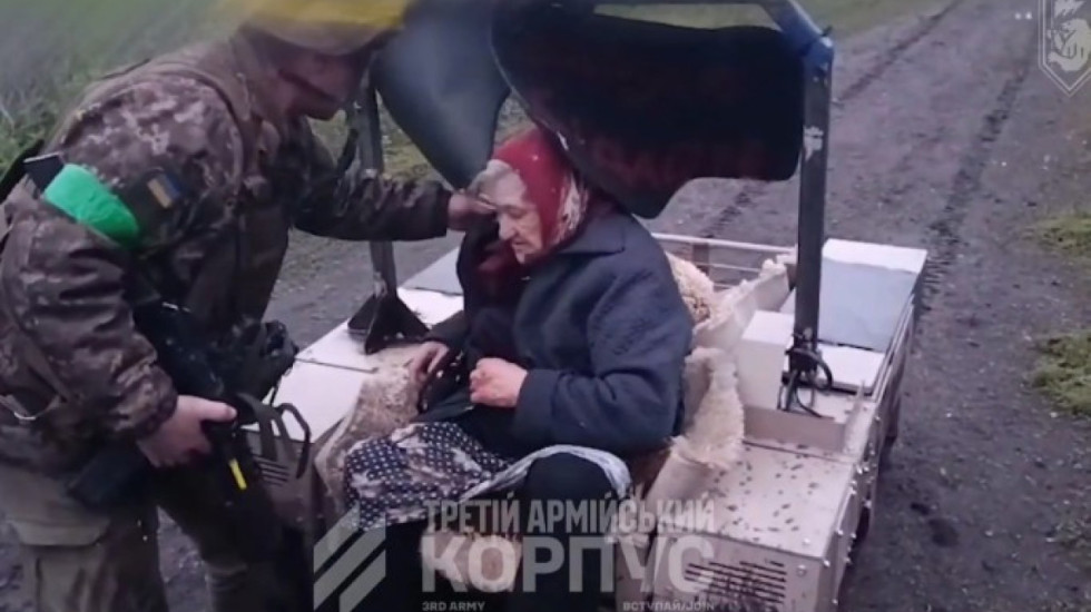 “Gjyshe, hip”, roboti ukrainas shpëton të moshuarën që po i ikte bombardimeve ruse