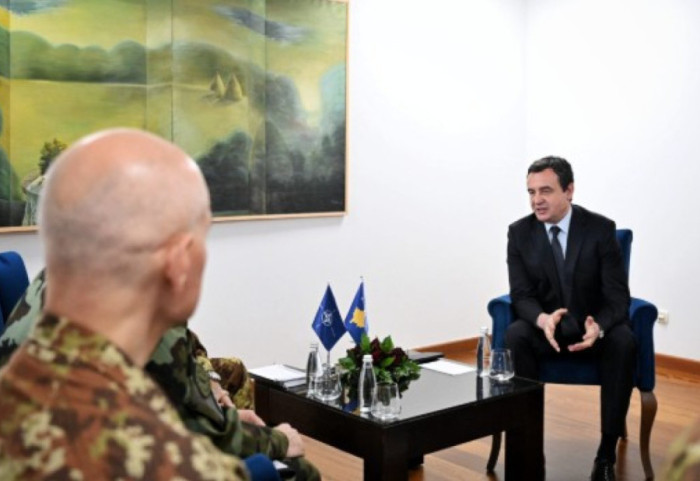 Kurti pret liderët ushtarakë të NATO-s e BE, ngre alarmin për ndikimin destabilizues të Serbisë