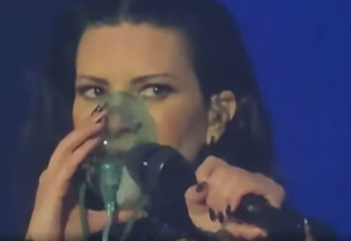 Koncert në 2.850 metër lartësi, këngëtarja e famshme përdor oksigjen në skenë