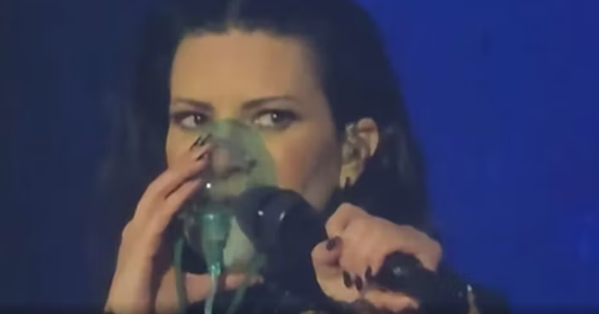 koncert-ne-2-850-meter-lartesi-kengetarja-e-famshme-perdor-oksigjen-ne-skene