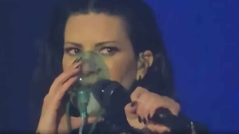 Koncert në 2.850 metër lartësi, këngëtarja e famshme përdor oksigjen në skenë