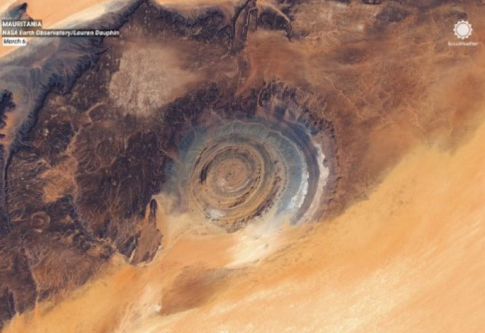 NASA zbuloi një "sy" gjigant 40 kilometra në Sahara, si u krijua fenomeni mbresëlënës