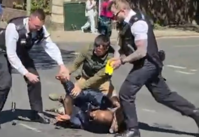 Sulm me thikë në Londër, qytetarët çarmatosin autorin, 2 të plagosur