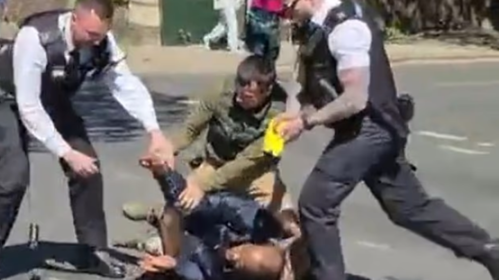 Sulm me thikë në Londër, qytetarët çarmatosin autorin, 2 të plagosur