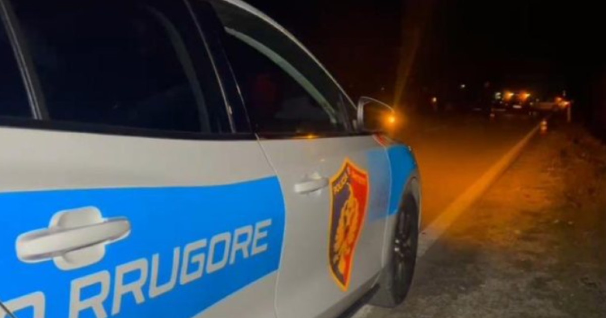 aksident-i-rende-ne-vlore-makina-merr-para-bariun-me-gjithe-bageti