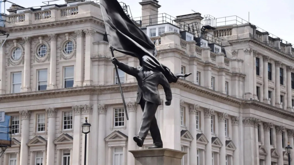 Statuja me firmën e Banksy-t shfaqet në Londër